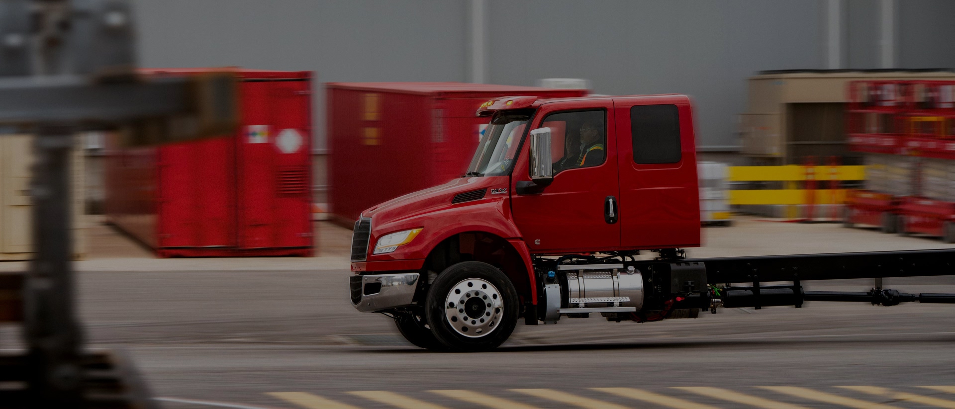 Camión International con chasis expuesto en operación industrial